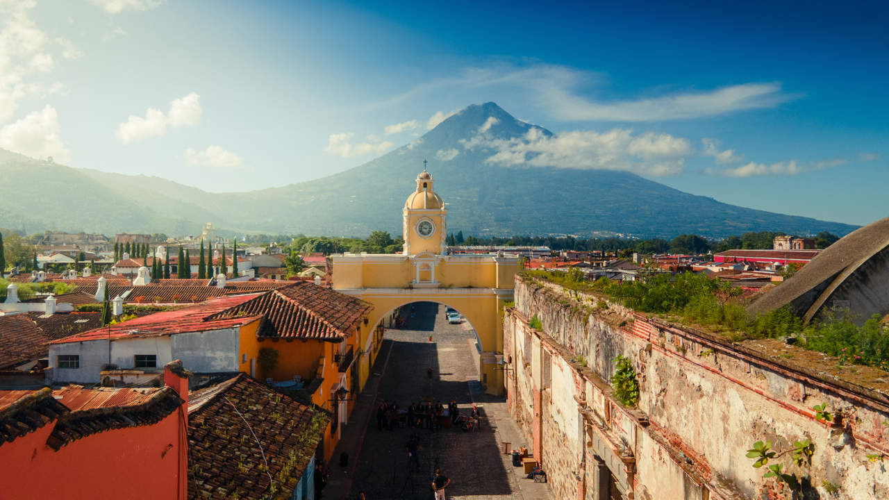 Inicio beautiful shot of santa catalina arch in antigua, guatemala